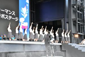 高校生らしく制服でダンスを披露する久米田高等学校の生徒たち