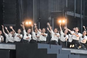 制服でダンスを楽しんでいる久米田高等学校の生徒たち