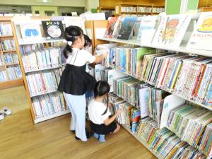 絵本コーナーで作業をしている様子