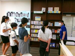 八木での図書館員の様子