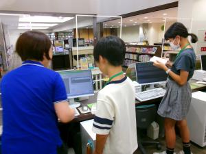 子どもたちがカウンター内で作業をしている様子