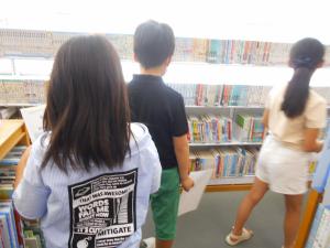 子どもたちが本棚を見ている様子