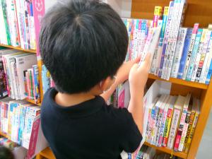 本棚に本を戻しているところ