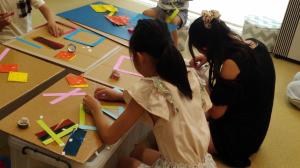 子どもたちが工作をしている様子