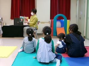 さわらび文庫さんのおはなし会の様子