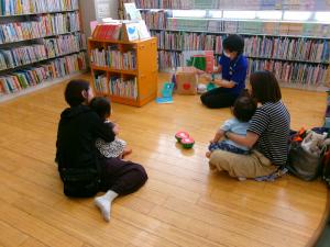春木図書館おはなし会の様子