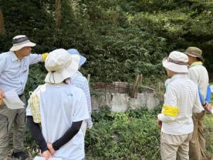 山歩き中に説明を受けている写真