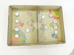 ダンボールで作ったホッケーゲーム