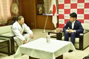 歓談中の林選手と佐野市長