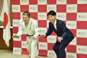 ポースを取る林選手と佐野市長