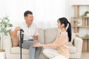 杖を持つ男性と女性
