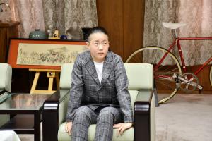 市長の話を聞いている愛香さん