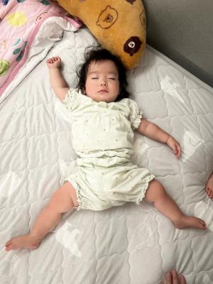 右手を挙げて寝る子ども