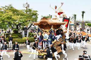 中北町だんじりのこなから坂のやりまわしの様子