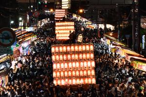 三台のだんじりが続く灯入れ曳行の様子