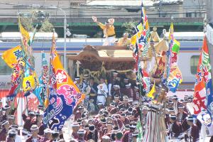 カラフルな大漁旗が特徴的な春木大小路町のパレード