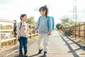 子どもがランドセルを背負っている写真