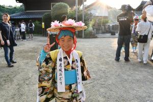 笑顔でピースしている写真