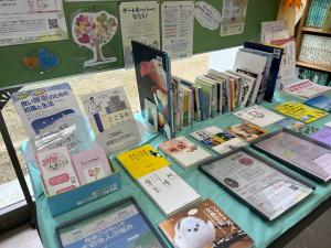 図書館自殺予防啓発ブースの写真です。