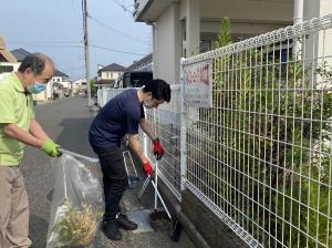 男性2名が清掃している様子