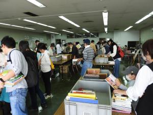 昨年の図書館まつりの古本リサイクル市の様子
