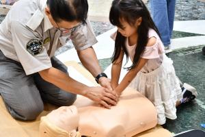 心肺蘇生法を学ぶ子ども