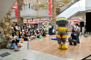 救命活動ショーをみている子ども達