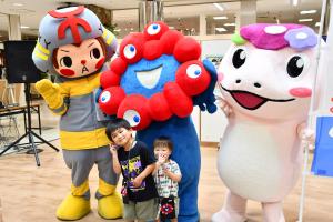 キャラクターと子どもたち