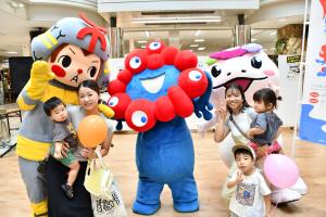 キャラクターと子どもたち