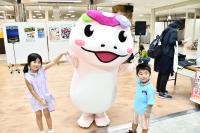 キャラクターと子どもたち