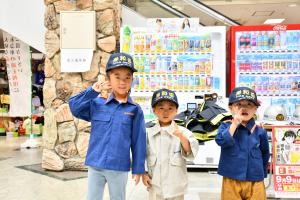 防火服を着ている3人の子ども