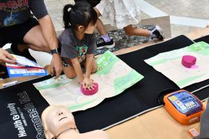 心肺蘇生法を学ぶ子ども