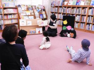 絵本の読み聞かせ