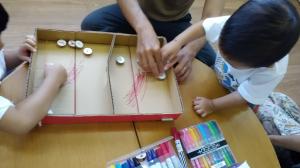 作ったホッケーで遊んでいる様子