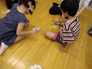 作ったコマで遊んでいる様子