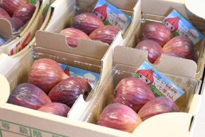 箱に詰められたイチジク