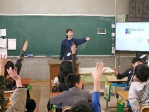 授業を行う女子の先生