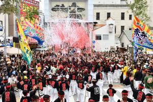 紅白のクラッカーでパレードを祝う春木南の様子