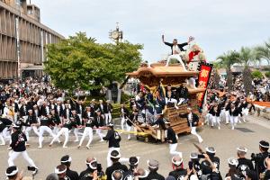 宮入りでやりまわしをする中北町