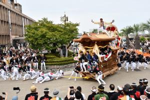 宮入りでやりまわしをする南町