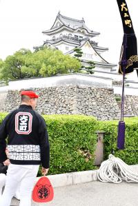 大工町の纏と岸和田城