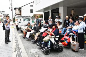 ガイドから説明を受ける車いすユーザーの人たち