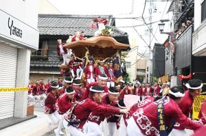 S字カーブを曲がる紙屋町のだんじり