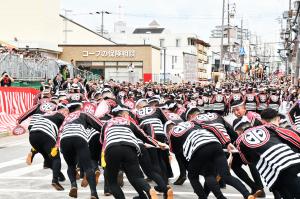 かんかん場で体を低くして勢いよく走る北町の青年団