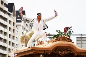 格好よくポーズを決める大工方