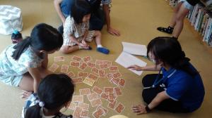 恐竜ボードゲームの説明をしているところ