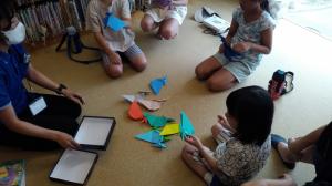 参加者に、景品を渡しているところ