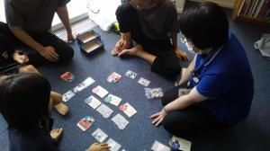ボードゲームで遊んでいる様子