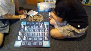 いろいろなボードゲームで遊んでいる様子