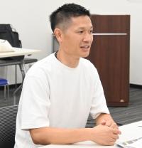 スポーツ振興課職員が話している写真